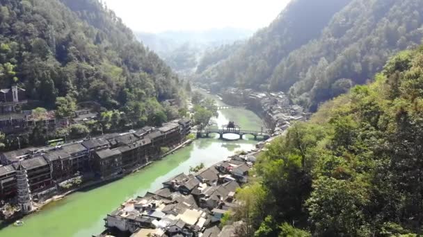 Fenghuang Flytur Gamle Arkitekturtak Elven – stockvideo