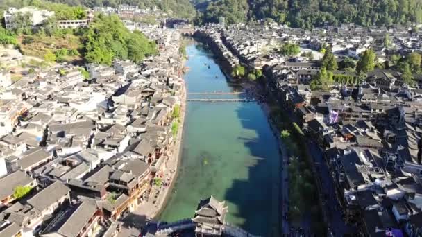 Vista Aérea Que Vuela Dron Del Casco Antiguo Fenghuang Phoenix — Vídeos de Stock