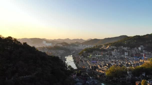 Vista Aérea Que Vuela Dron Del Casco Antiguo Fenghuang Phoenix — Vídeo de stock