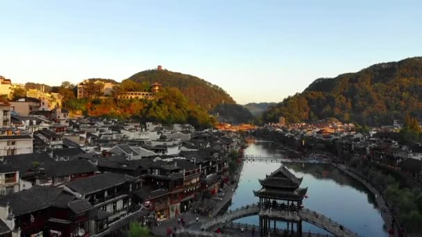 凤凰古镇或奉宏县的无人驾驶飞机航拍是湖南省的一个县 — 图库视频影像