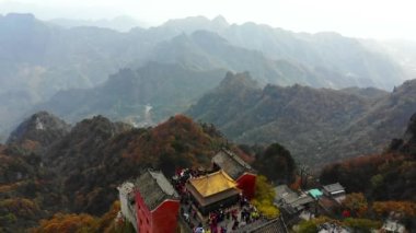 Wudang Dağı 'nın insansız hava aracını uçuran hava görüntüsü. Wudang Dağı Çin 'in Hubei Eyaleti, Shiyan şehrindeki Manzara ve Antik Mimari Kompleksi' dir. Altın Saray (Ahenk Sarayı) Wudang 'ın en yüksek tepesinde yer almaktadır..