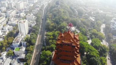  Sarı Turna Kulesi 'nin insansız hava aracını uçuran güzel hava manzarası, Wuhan, Çin)