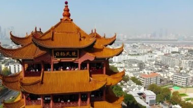  Sarı Turna Kulesi 'nin insansız hava aracını uçuran güzel hava manzarası, Wuhan, Çin)