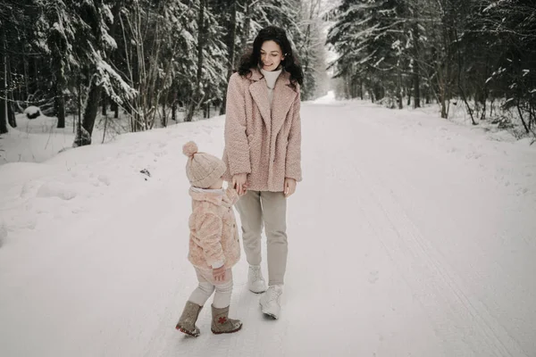 Una Joven Madre Camina Con Pequeña Hija Través Bosque Nevado — Foto de Stock