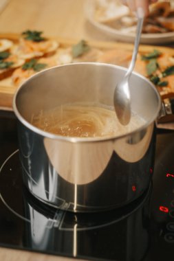 Annem yemek pişirir, spagetti pişirir. Yüksek kalite fotoğraf