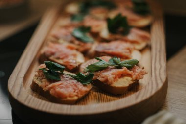 Annem kahvaltı hazırlar, kızarmış ekmeğe kırmızı balık.