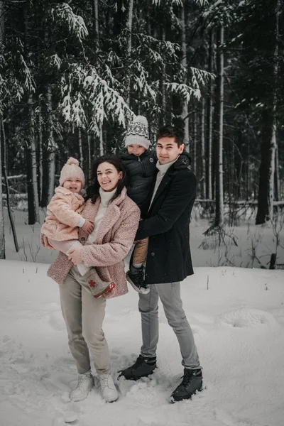 Casal Com Dois Filhos Numa Floresta Nevada Foto Alta Qualidade — Fotografia de Stock