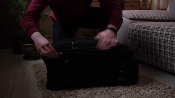 Genç Bir Adam Bir Bavul Açar Saldırılar Yüzünden Eşyalarını Aceleyle — Stok video