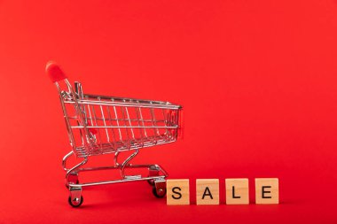 Kırmızı arka planda kırmızı sepet, kopyalama alanı ile.