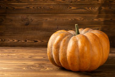 Koyu arkaplanda portakal kabağı, arka planda turuncu balkabağı, Cadılar Bayramı, sonbahar sebze hasadı, hasat zamanı.