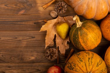 kopya alanı, balkabağı dekoru, ahşap arkaplan, fotoğraf için kompozisyon, tarçın, yapraklar, yazı için arkaplan, sunum için arkaplan,