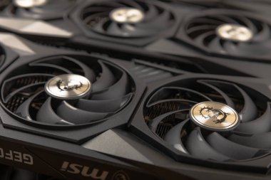 İthalat için güçlü MSI GeForce rtx 3060ti PC grafik kartı. Merkezinde ejderha logosu olan yakın çekim grafikleri serinletici fan. Madencilik ekipmanları. Bilgisayar donanımı. Odess