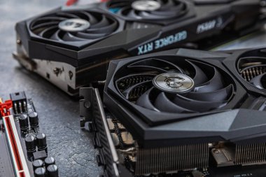 İthalat için güçlü MSI GeForce rtx 3060ti PC grafik kartı. Merkezinde ejderha logosu olan yakın çekim grafikleri serinletici fan. Madencilik ekipmanları, video kartı adaptörü. Bilgisayar donanımı. Odess