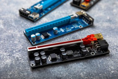 Beyaz arkaplandaki kripto para birimini çıkarmak için bir video kartı adaptörü.