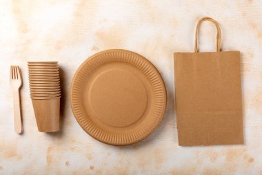 Çevre dostu tek kullanımlık kağıt sofra takımı. Kağıt bardak, kağıt torba, tahta çatal, kağıt tabak geri dönüşüm ya da yeşil kavram..