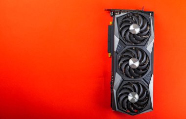 Video oyunları ve kripto para madenciliği için kırmızı zemin üzerinde oyun kartı. Bilgisayar parçası. GPU kartı. Boşluğu kopyala