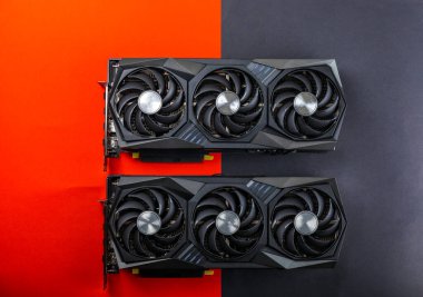 Video oyunları ve kripto para madenciliği için kırmızı ve siyah arka planda video kartları oynuyorum. Bilgisayar parçası. GPU kartı. Boşluğu kopyala