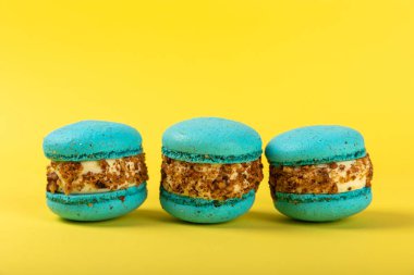 Sarı arka planda badem kurabiyesi, üst manzara, güzel badem kurabiyeleri..