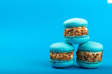 Mavi arka planda badem kurabiyesi, üst manzara, güzel badem kurabiyeleri, kopyalama alanı.