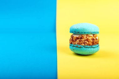 Sarı ve mavi arka planda badem kurabiyesi, üst manzara, güzel badem kurabiyesi, kopyalama alanı.