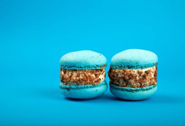 Mavi arka planda badem kurabiyesi, üst manzara, güzel badem kurabiyeleri, kopyalama alanı.