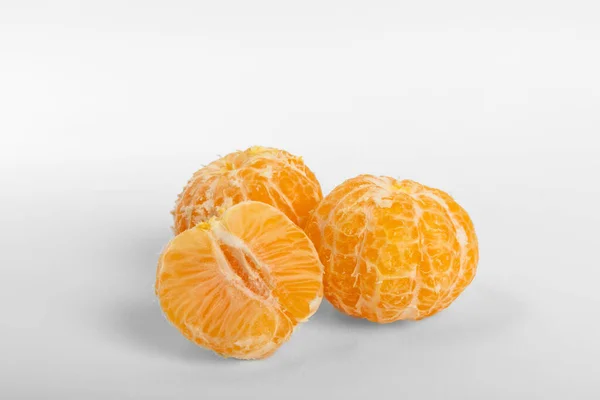 Orangefarbene Mandarine Oder Clementine Frucht Mit Grünen Blättern Auf Weißem — Stockfoto