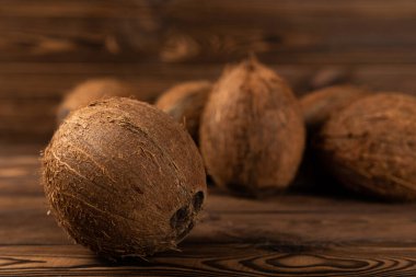 Ahşap arka planda hindistan cevizleri. Yakın plan..