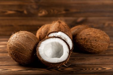 Kâsede hindistan cevizi gevreği, ahşap arka planda hindistan cevizi. Yakın plan. Boşluğu kopyala.