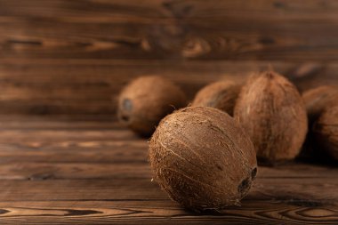 Ahşap arka planda hindistan cevizleri. Yakın plan..