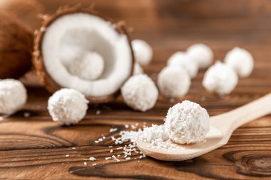 Hindistan cevizli şeker ve ahşap bir arka planda tahta kaşık. Yakın plan..