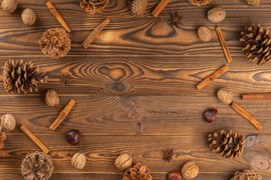 Koyu ahşap arka planda böğürtlen ve yaprakların şenlikli sonbahar dekoru. Şükran Günü ya da Cadılar Bayramı konsepti. Kopya alanı olan düz sonbahar kompozisyonu.