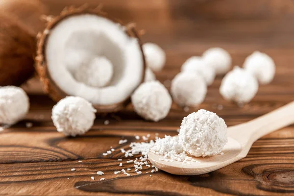 Hindistan cevizli şeker ve ahşap bir arka planda tahta kaşık. Yakın plan..