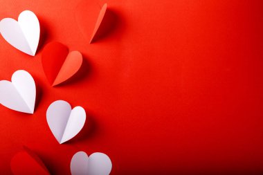 Sevgililer Günü. Kırmızı arka planda kırmızı ve beyaz kalpler. Uzayı kopyala Tatiller ve aşk konsepti.