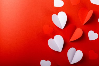 Sevgililer Günü. Kırmızı arka planda kırmızı ve beyaz kalpler. Uzayı kopyala Tatiller ve aşk konsepti.