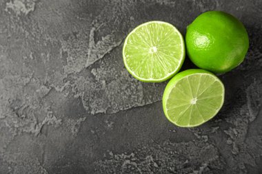 Koyu arkaplanda sulu olgun turunçgil meyveleri. İçecekleri ve kokteylleri hazırlamak için gerekli malzemeler. Mojito. Seçici odak, üst görünüm ve boşluk kopyala