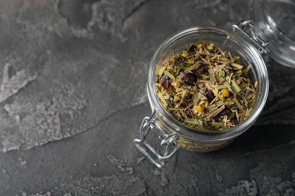 Herbata Ziołowa Przezroczystym Słoiku Zielonymi Liśćmi Herbaty Tea Concept Copy — Zdjęcie stockowe