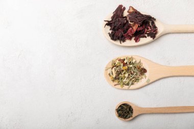 Hafif arka planda farklı çay çeşitleri. Bitki, yeşil ve amberçiçeği çayı. Üst görünüm..