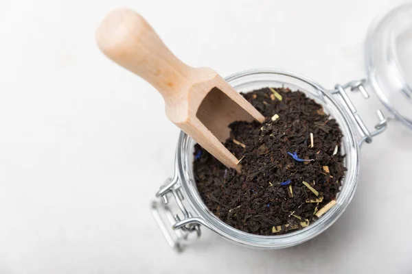 Getrocknete Duftende Schwarze Teeblätter Einem Glas Mit Einem Löffel Auf — Stockfoto