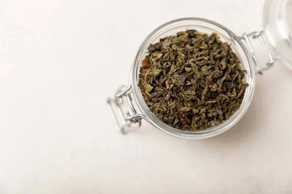 Getrocknete Duftende Grüne Teeblätter Einem Glas Auf Hellem Zementhintergrund Komposition — Stockfoto
