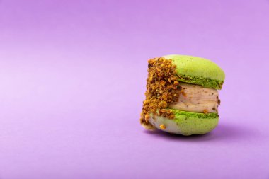 Leylak arkaplanlı lezzetli çilekli kurabiyeler. Fransız kurabiyeli kurabiye. Mutfak ve yemek pişirme konsepti. Boşluğu kopyala.