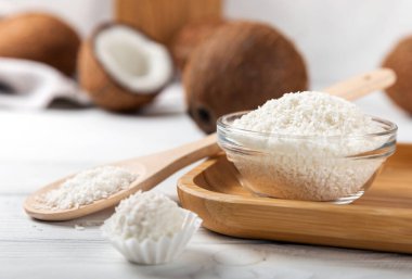 Hindistan cevizi şekeri. Beyaz desenli ahşap bir pakette hindistan cevizi topları. Ev yapımı vejetaryen tatlılar. Yakın çekim, mesaj için yer. Lezzetli beyaz mutluluk topları. Kremalı ve bademli şekerler..