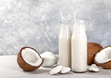 Beyaz hamurlu hindistan cevizi sütü ve çimento kaplı hindistan cevizi püresi karışımı. Organik sağlıklı diyet ürünü. Vejetaryen içeceği. Yan görünüm.