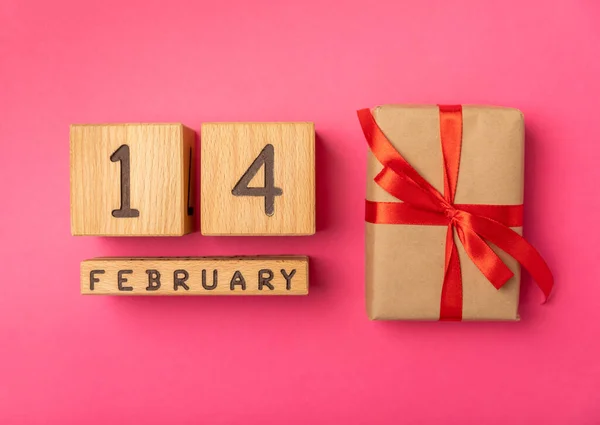 Valentijnscadeau Houten Kalender Met Datum Februari Conceptuele Foto Met Een — Stockfoto
