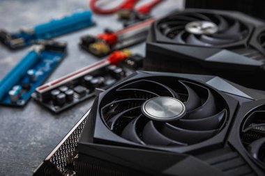 Oyun kartı, video oyunları ve kripto para madenciliği için somut bir zeminde video kartı adaptörü. Bilgisayar parçaları. GPU kartı.