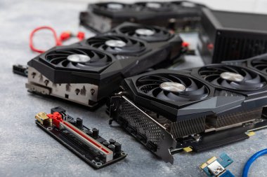 Oyun kartı, video oyunları ve kripto para madenciliği için somut bir zeminde video kartı adaptörü. Bilgisayar parçaları. GPU kartı.