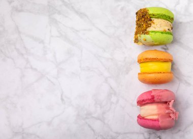 Mermer zemin üzerinde lezzetli badem kurabiyeleri. Renkli badem üzümlü kurabiyeler. Mutfak ve aşçılık konsepti. Yan görüş..