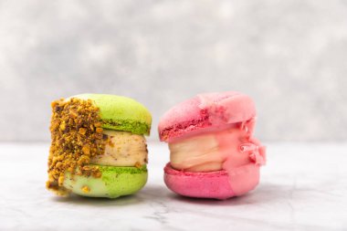 Mermer zemin üzerinde lezzetli badem kurabiyeleri. Renkli badem üzümlü kurabiyeler. Mutfak ve aşçılık konsepti. Yan görüş..