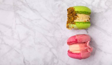 Mermer zemin üzerinde lezzetli badem kurabiyeleri. Renkli badem üzümlü kurabiyeler. Mutfak ve aşçılık konsepti. Yan görüş..