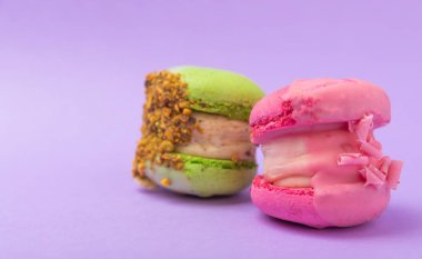 Leylak arkaplanlı lezzetli çilekli kurabiyeler. Fransız kurabiyeli kurabiye. Mutfak ve yemek pişirme konsepti. Boşluğu kopyala.