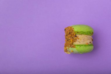 Leylak arkaplanlı lezzetli çilekli kurabiyeler. Fransız kurabiyeli kurabiye. Mutfak ve yemek pişirme konsepti. Boşluğu kopyala.